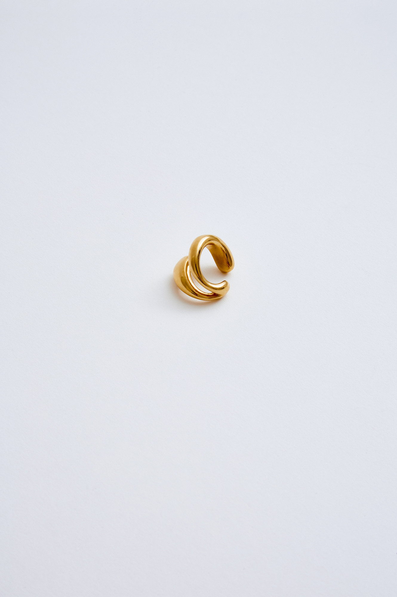 Julia Bartsch Jewellery small earcuff vermeil gold side view_1