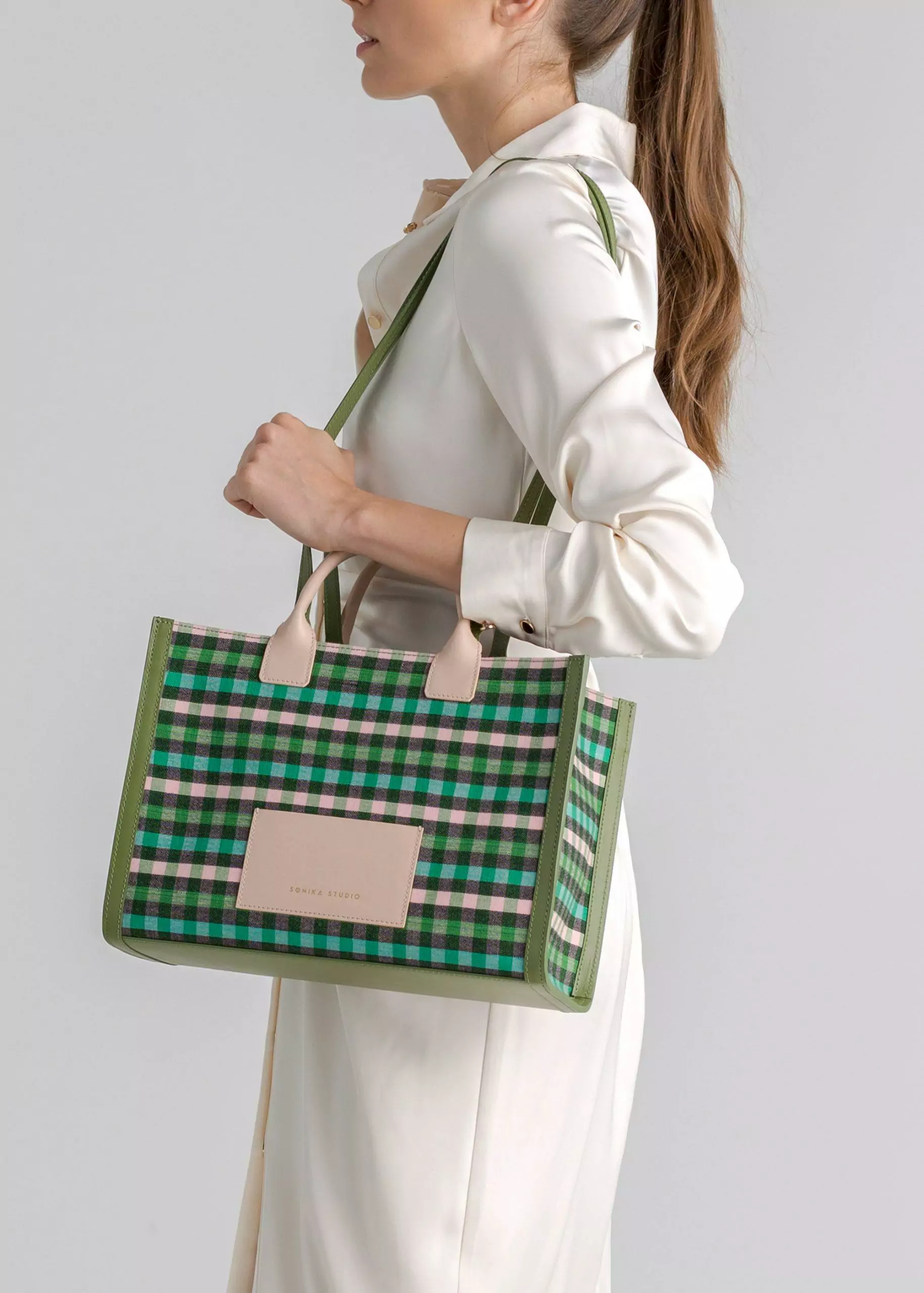 Tonika-KRM-TONI-KNU-model-onshoulder